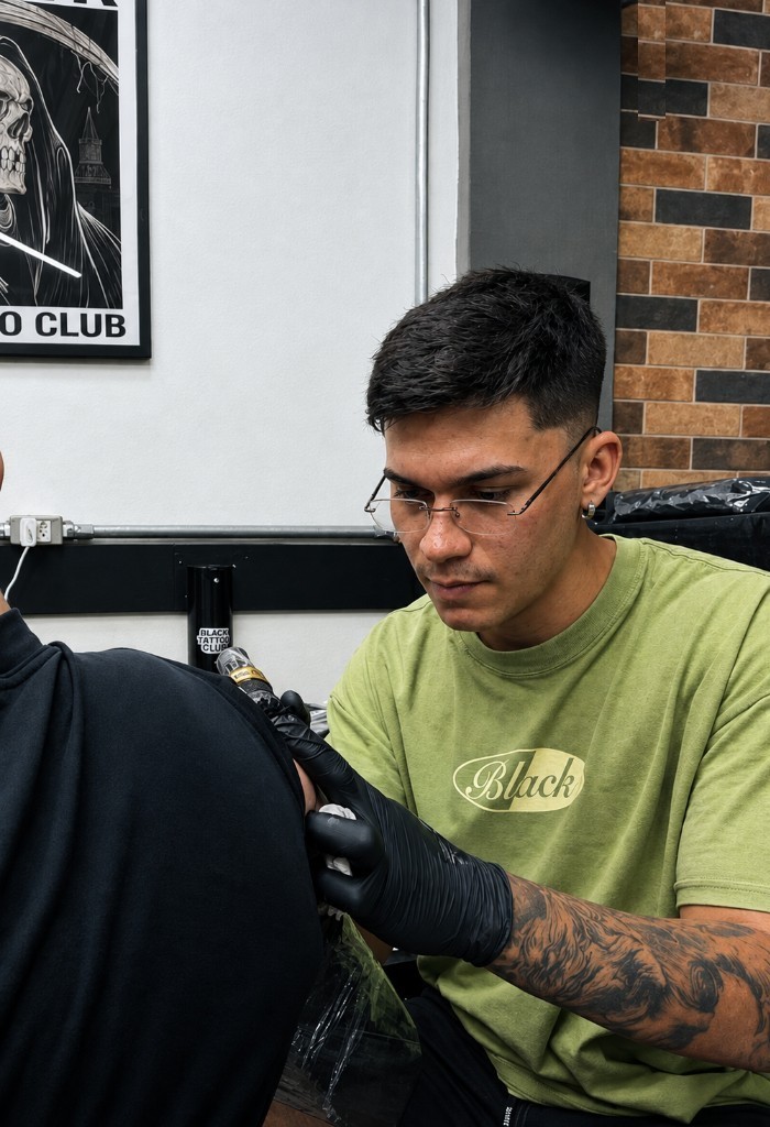 Muell Machado tatuando no Black Tattoo Club