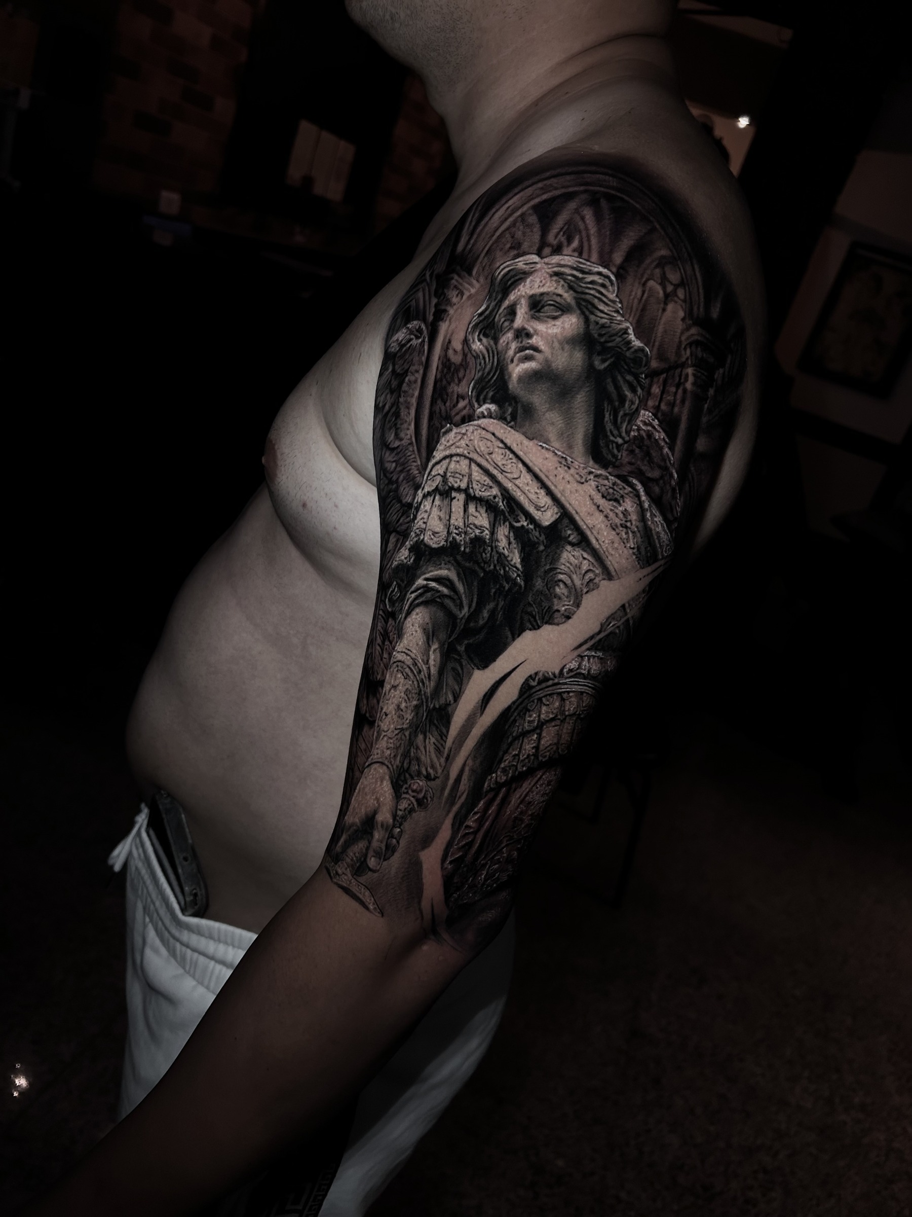Tatuagem realista de guerreiro com armadura no braço