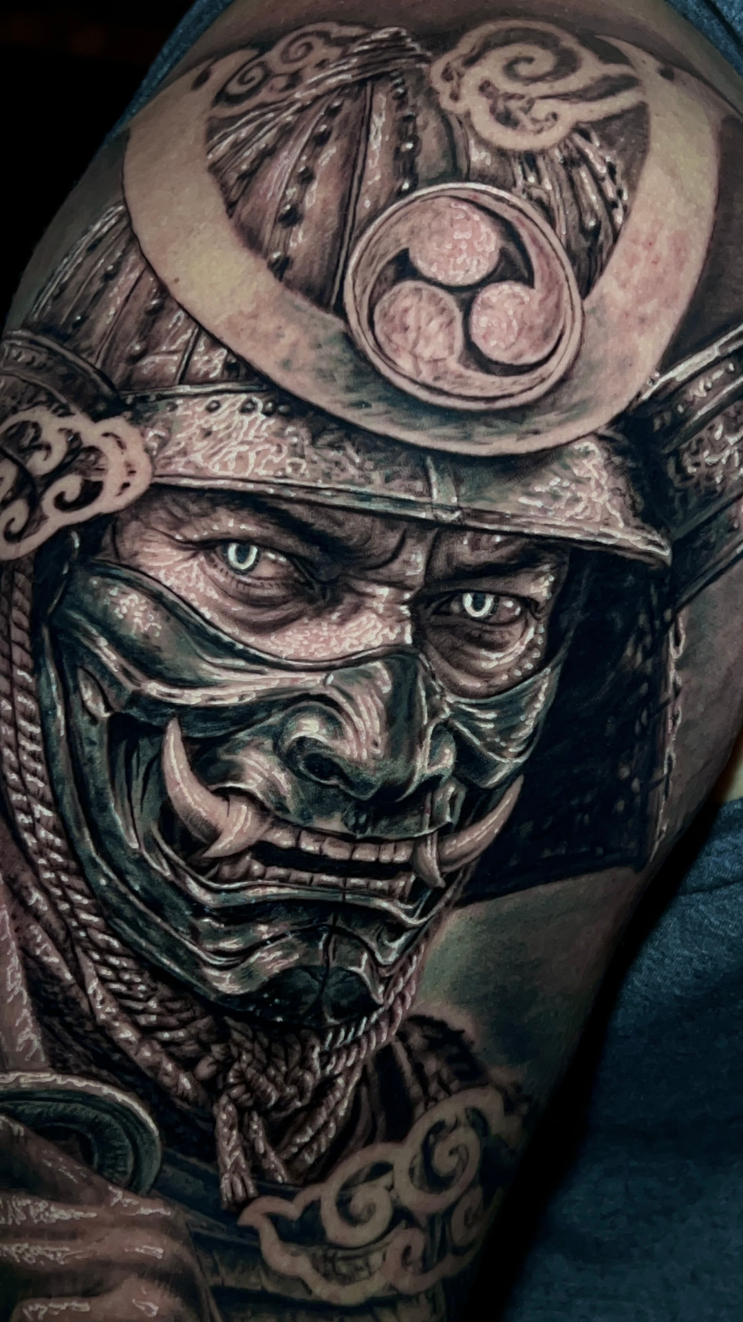 Detalhes de uma tatuagem realista de samurai por Muell Machado