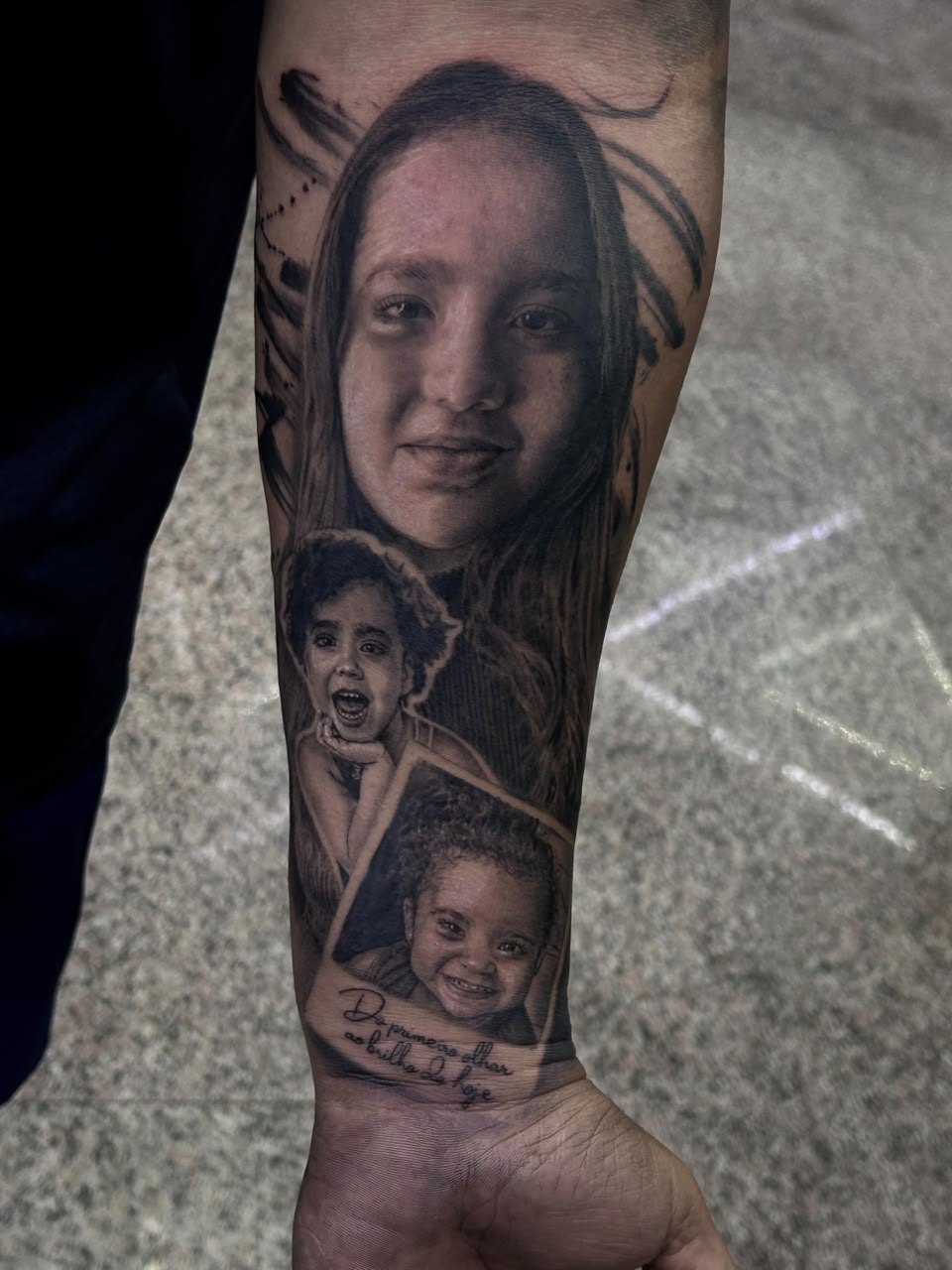 Tatuagem com retratos de uma mulher e duas crianças, por Muell Machado